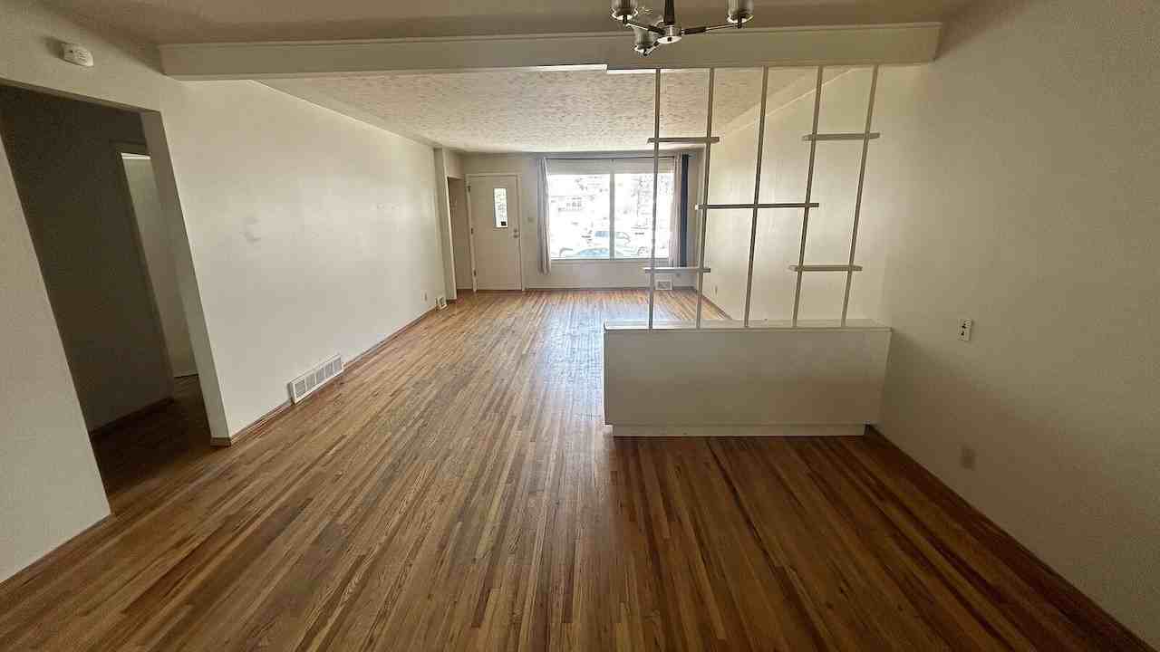 3705 14 St Nw - Photo 4 of 8