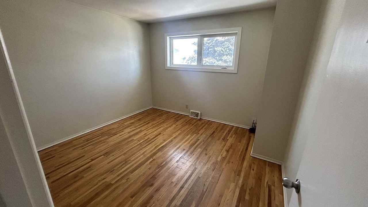3705 14 St Nw - Photo 5 of 8