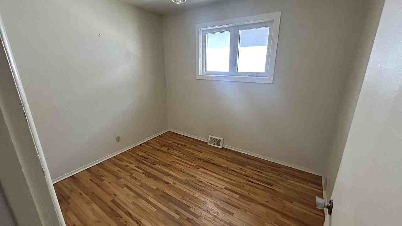 3705 14 St Nw - Photo 6 of 8