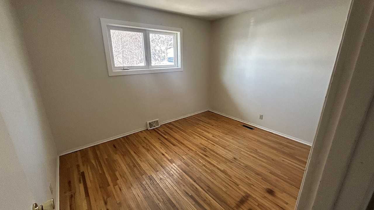 3705 14 St Nw - Photo 7 of 8