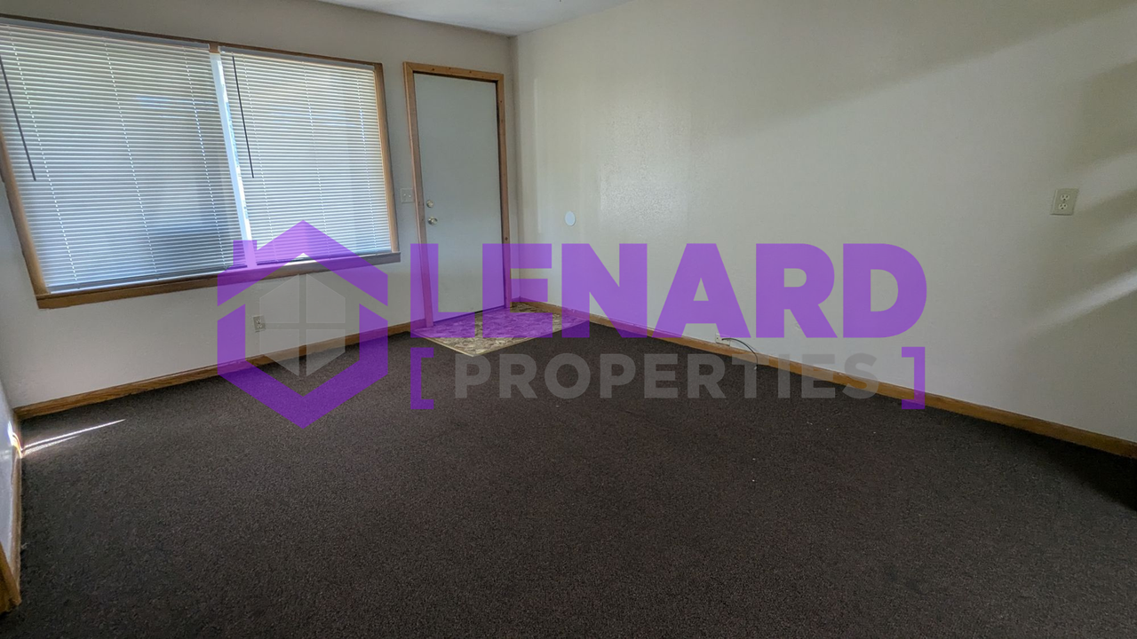 723 E College St - Photo 2 of 13