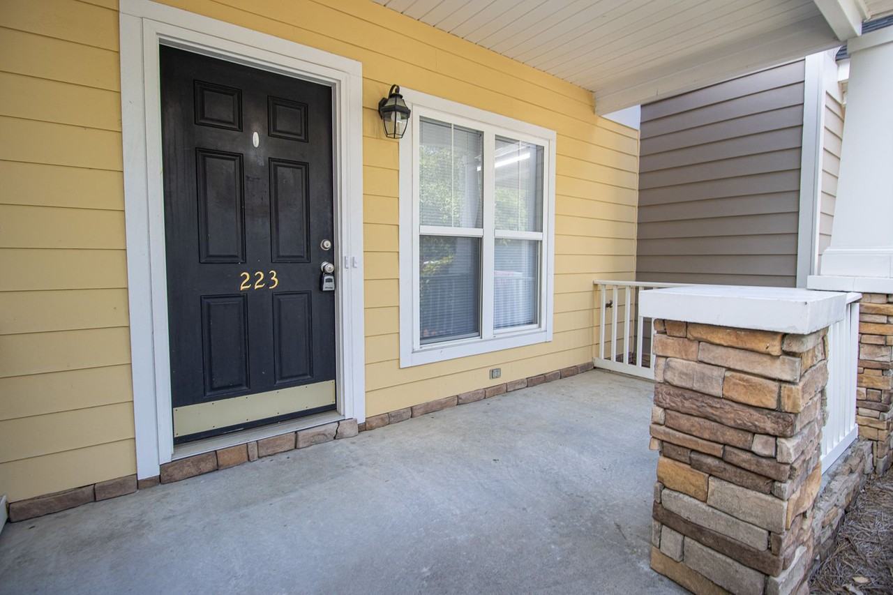 223 Forest Green Dr - Photo 2 of 23