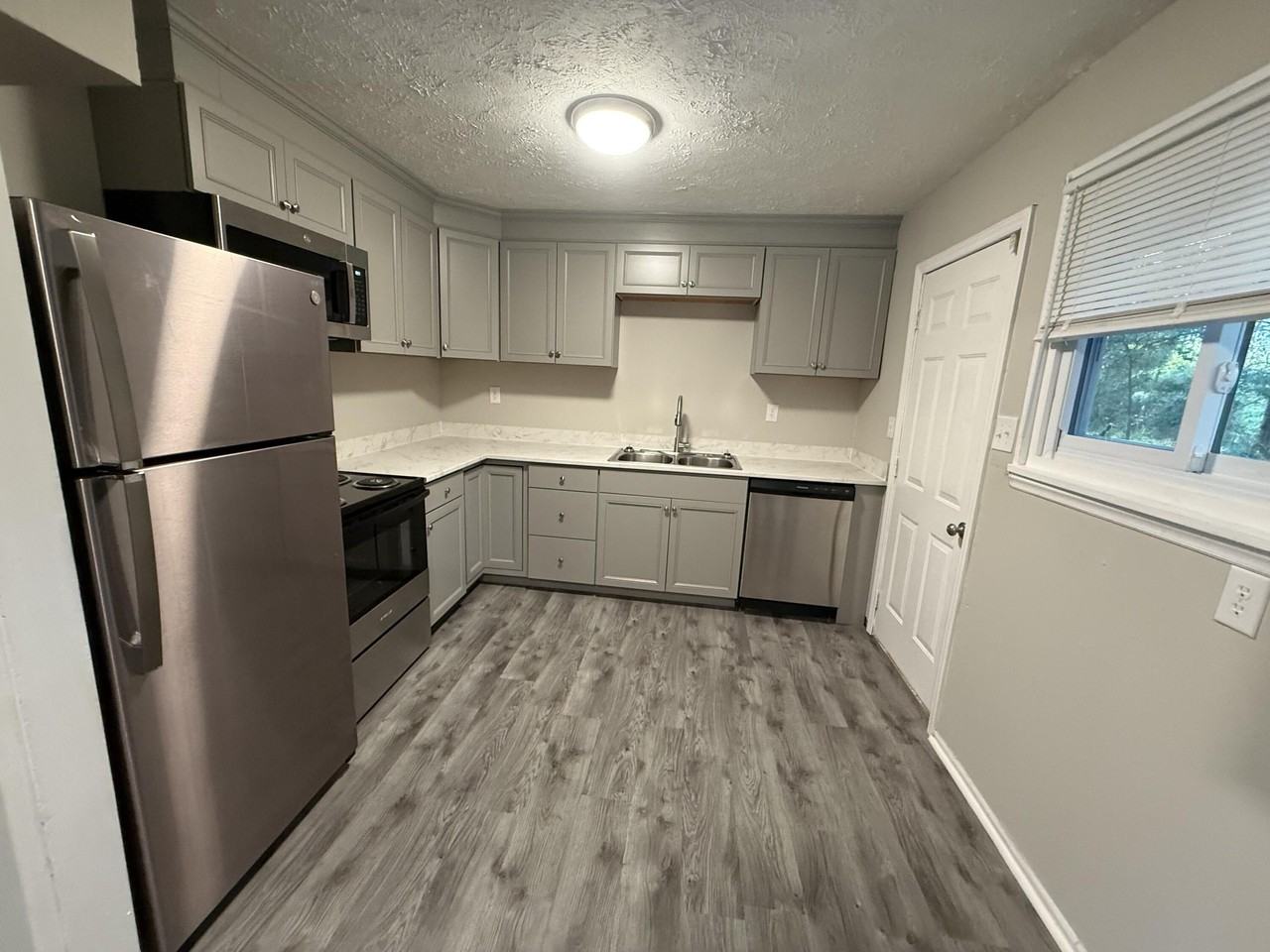1513 Aldrich St Ne - Photo 5 of 7