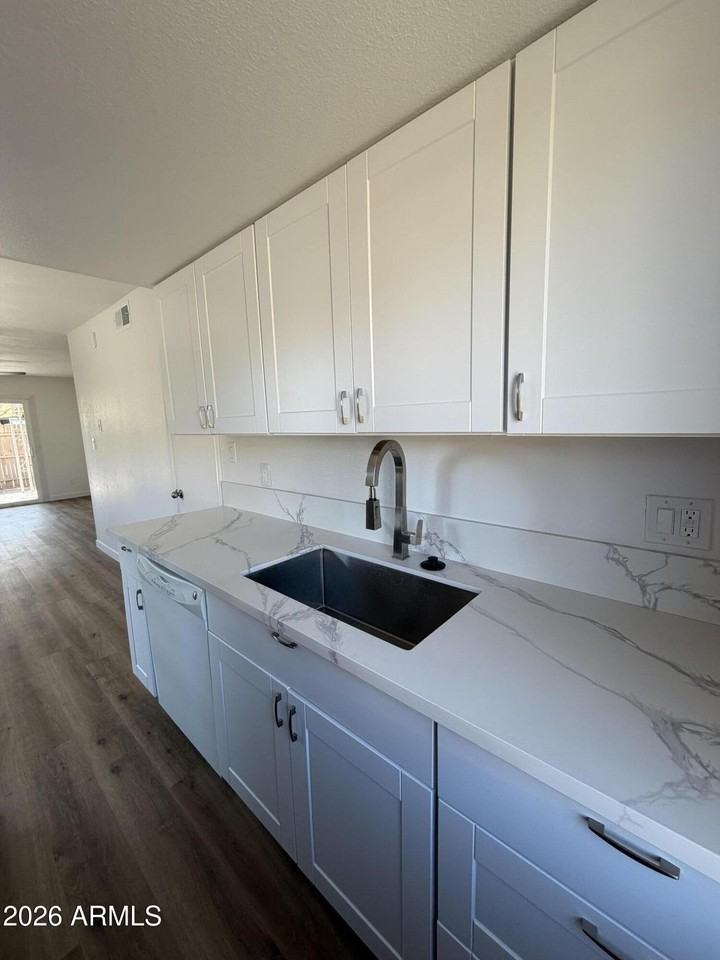 8235 N 34th Dr - Photo 2 of 20