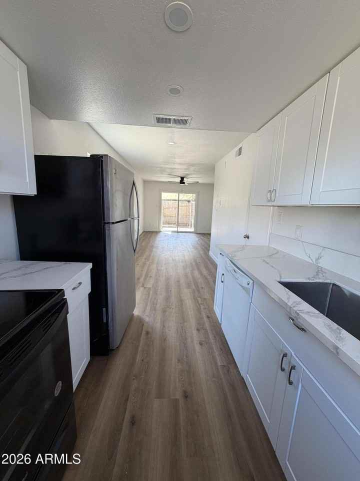 8235 N 34th Dr - Photo 3 of 20