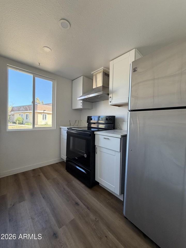 8235 N 34th Dr - Photo 5 of 20