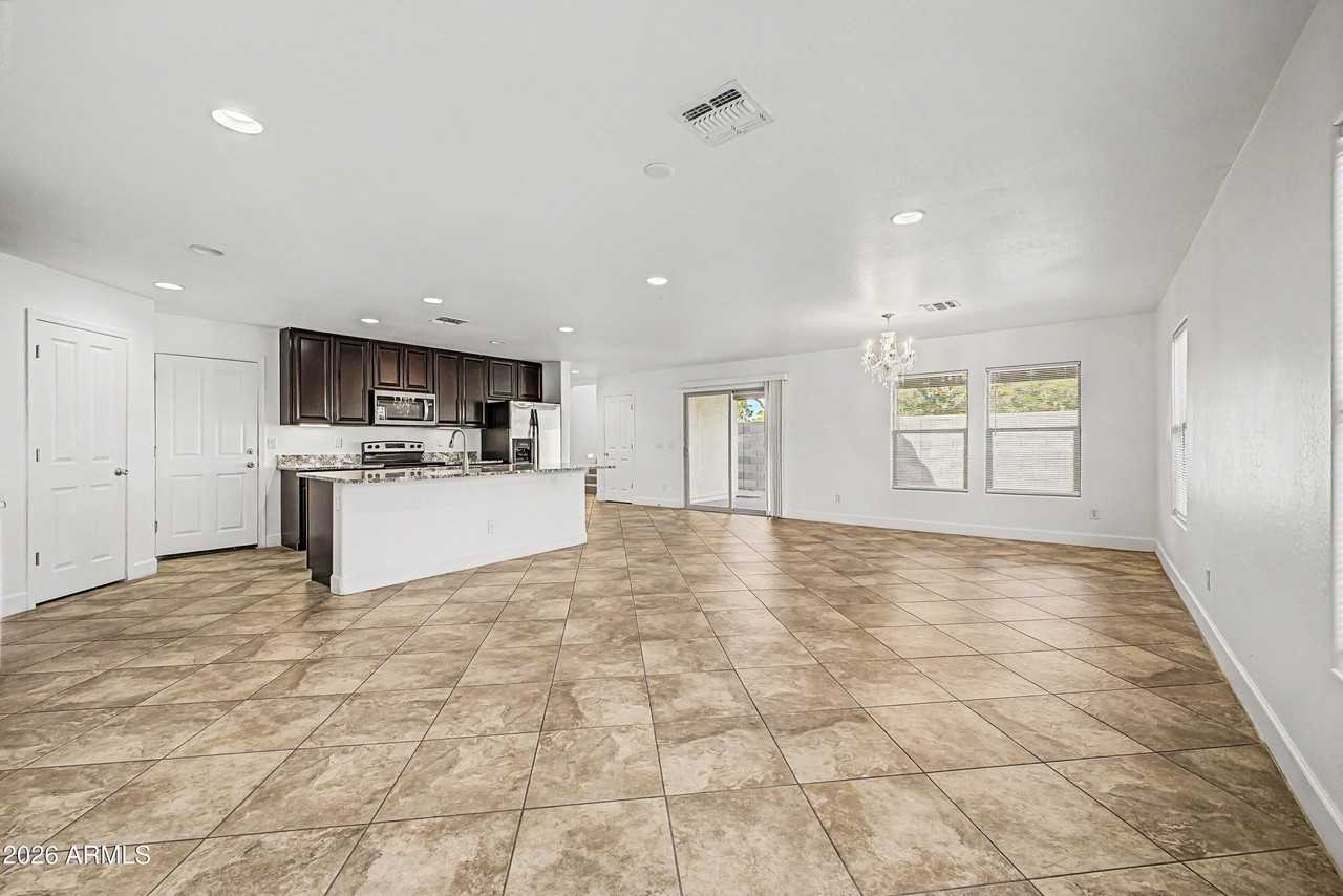 16332 W Moreland St - Photo 4 of 31