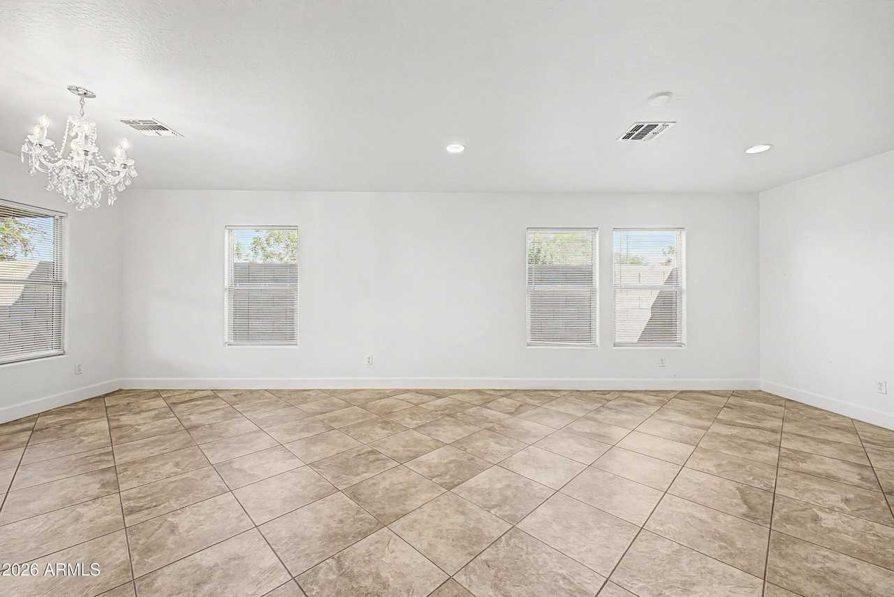 16332 W Moreland St - Photo 5 of 31