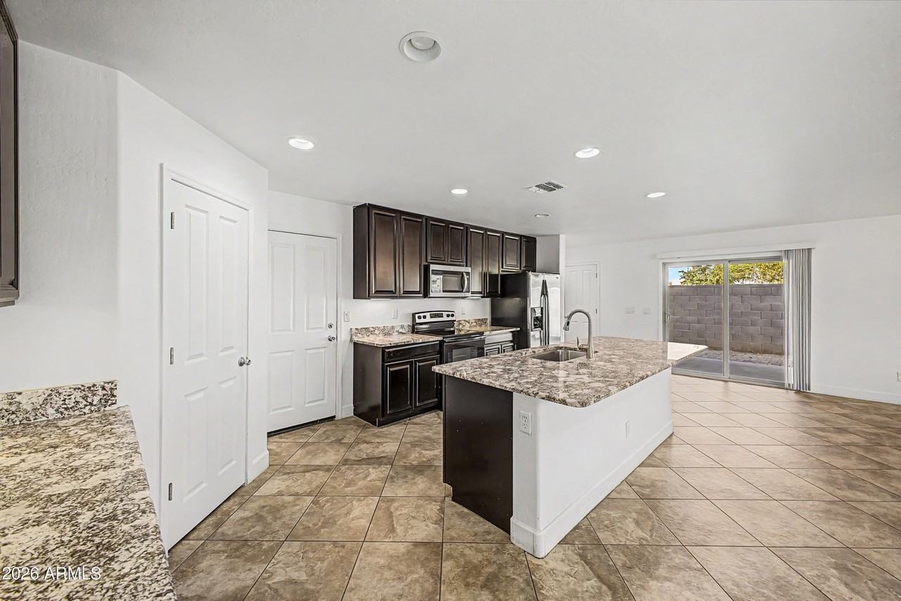 16332 W Moreland St - Photo 6 of 31
