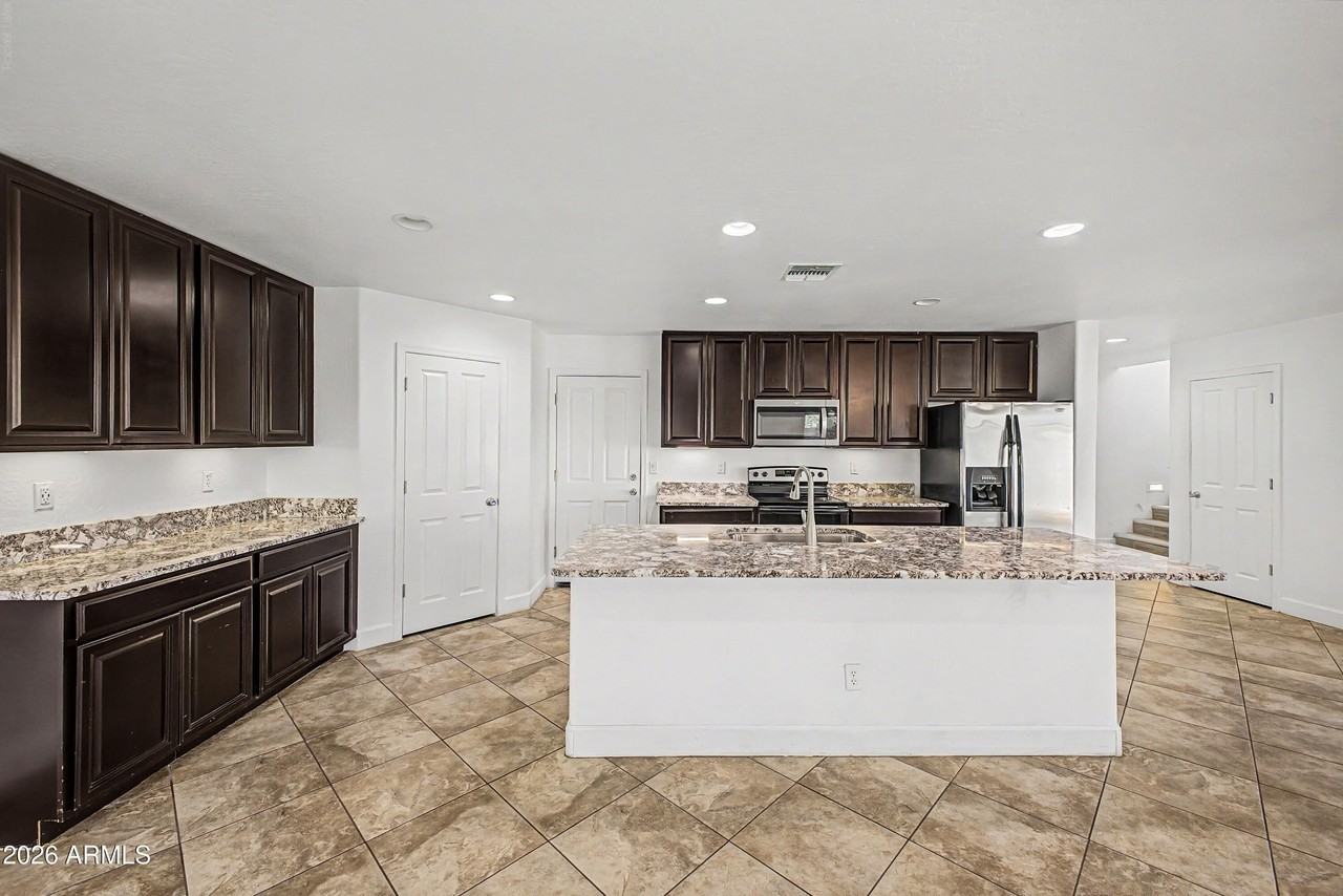 16332 W Moreland St - Photo 7 of 31