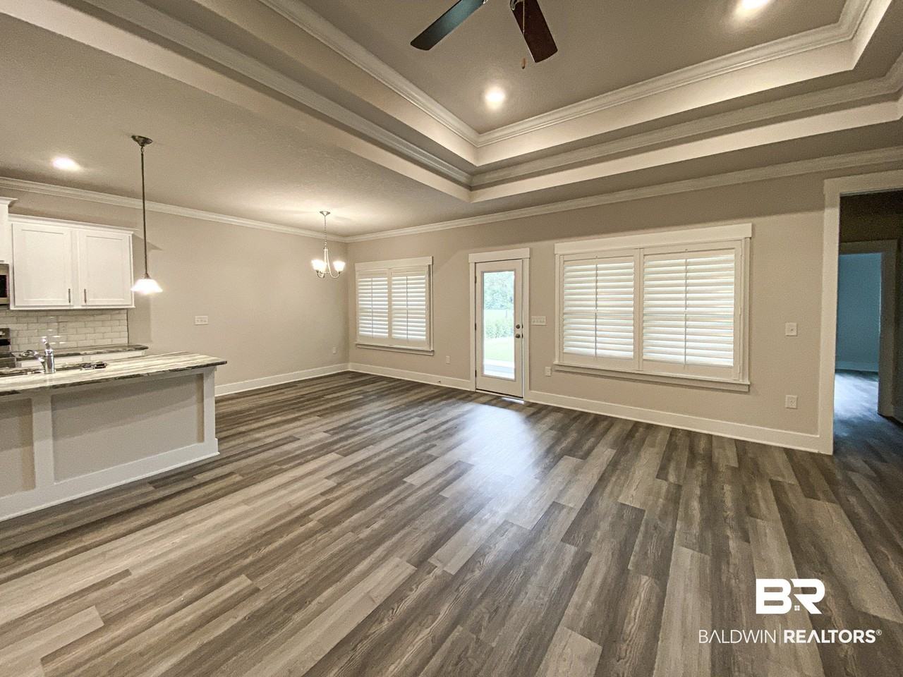 10078 Lakeview Dr - Photo 4 of 25