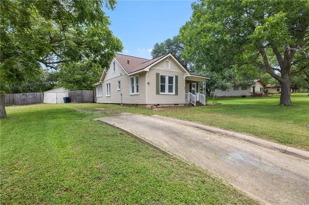 709 Burleson St - Photo 3 of 31