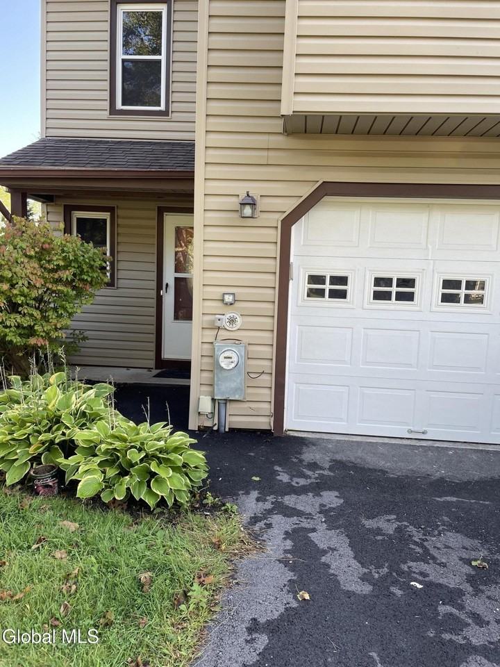 13 Lexington Dr - Photo 2 of 12