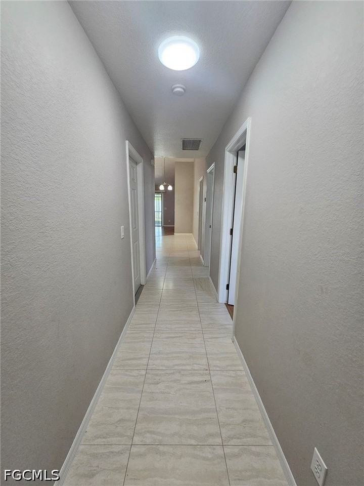 1036 Se 11th St - Photo 3 of 18