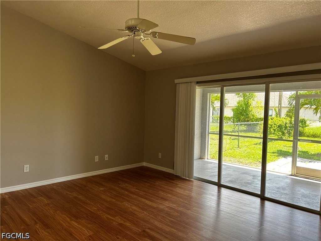 1036 Se 11th St - Photo 5 of 18