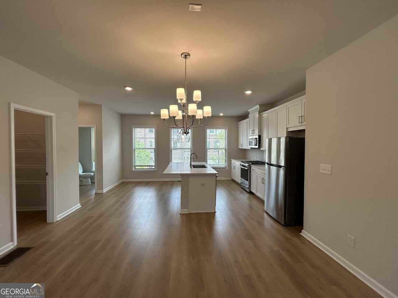 3715 Davis Cir - Photo 5 of 26