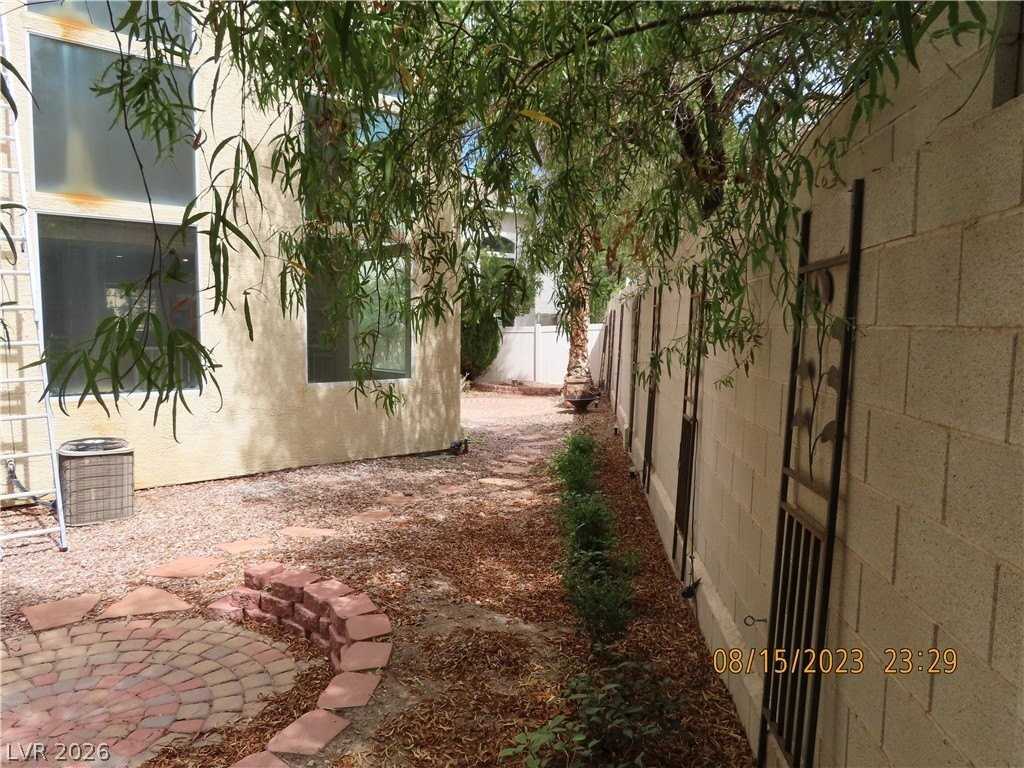 1561 Tillman Falls Ave - Photo 7 of 46