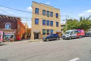 featured image of 110 Cornelia St #4