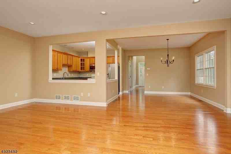 215 Raymound Blvd - Photo 4 of 25
