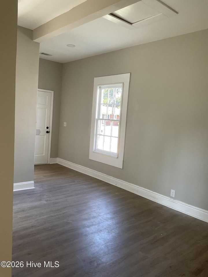 1225 Miller St - Photo 4 of 10