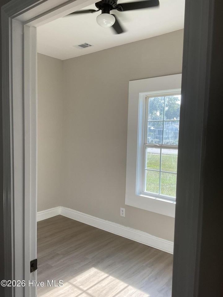 1225 Miller St - Photo 5 of 10