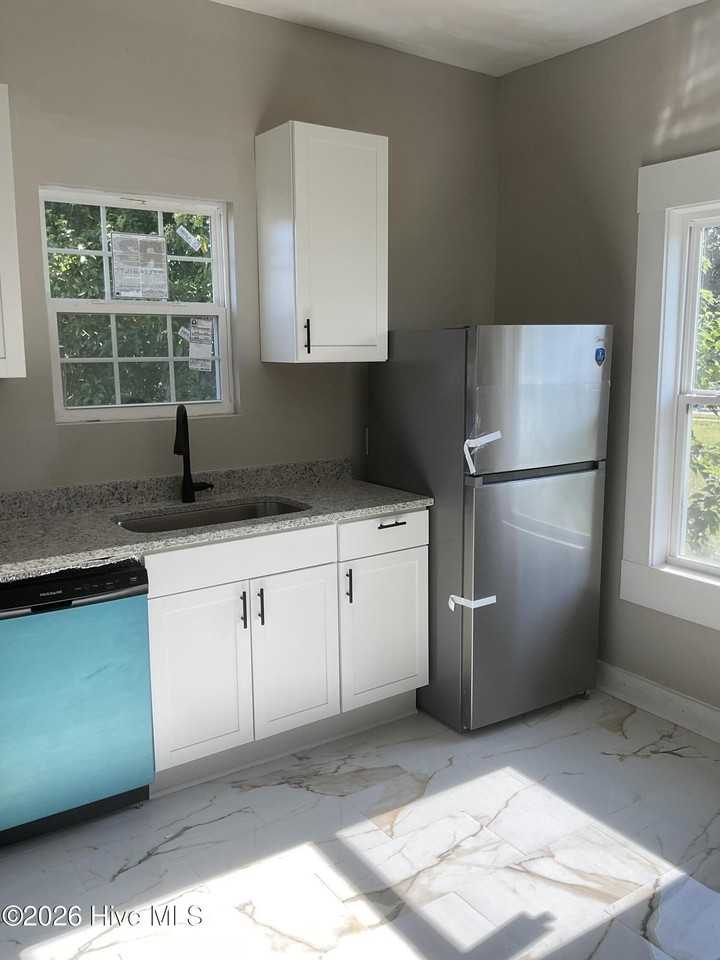 1225 Miller St - Photo 7 of 10