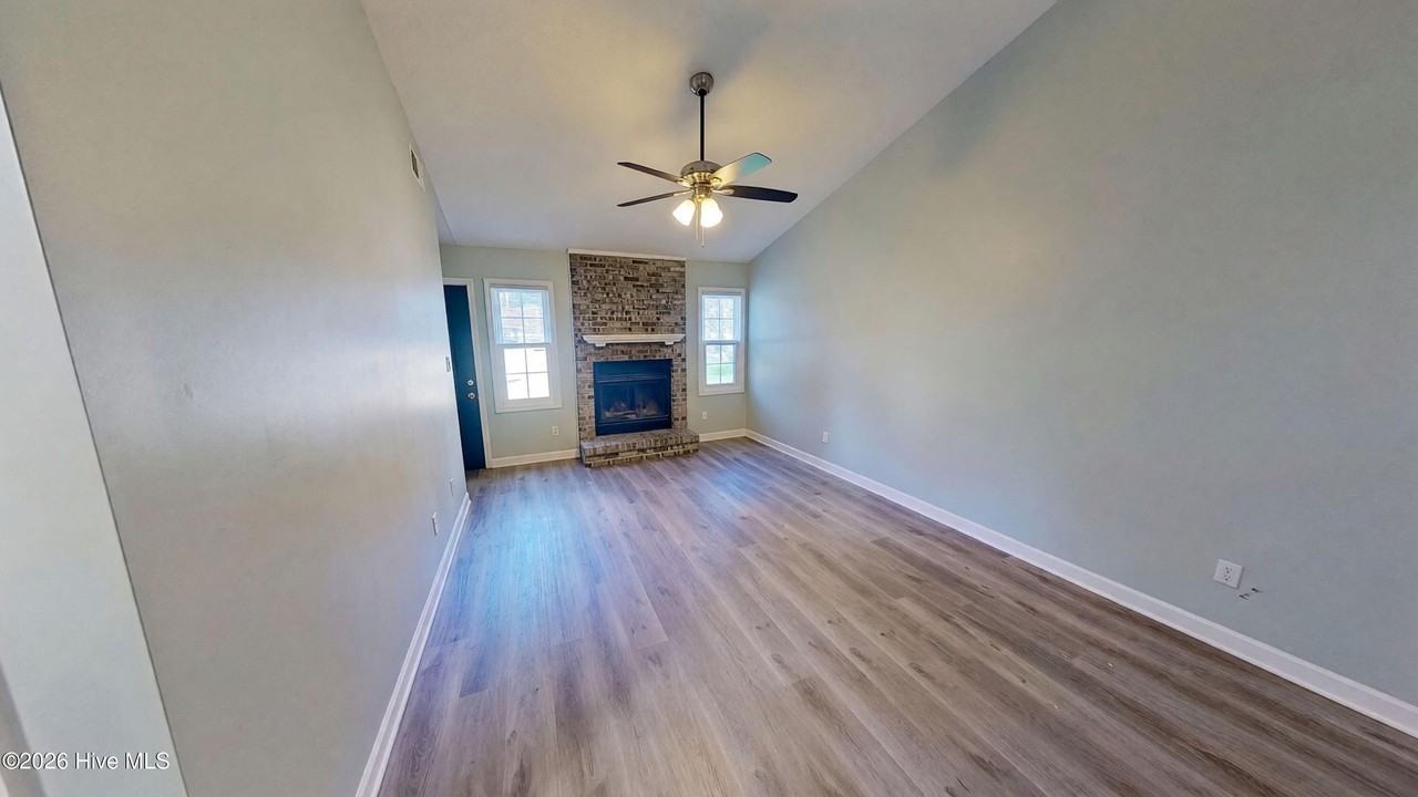 302 Hilda Rd - Photo 3 of 17