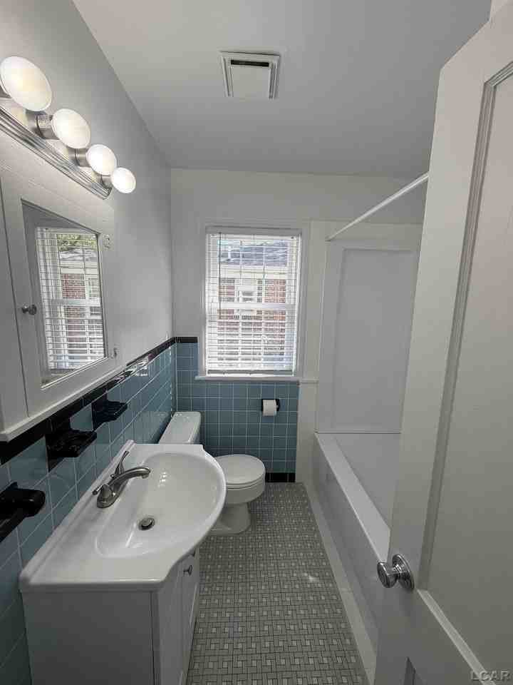 750 W Maple Ave - Photo 3 of 8