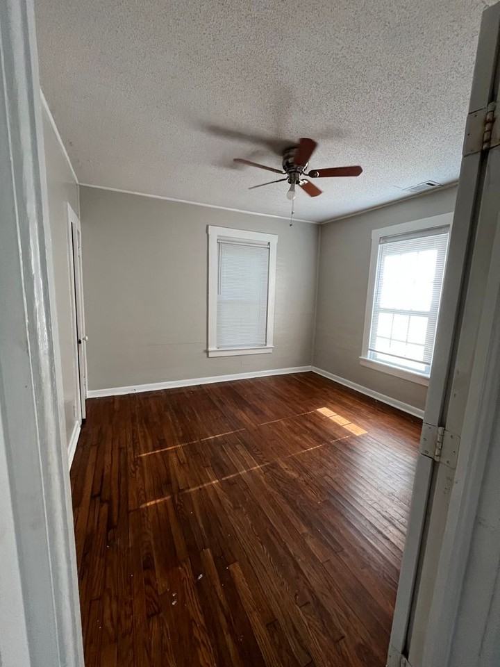 209 N Rogers St - Photo 2 of 10
