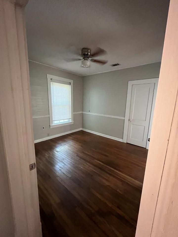 209 N Rogers St - Photo 3 of 10