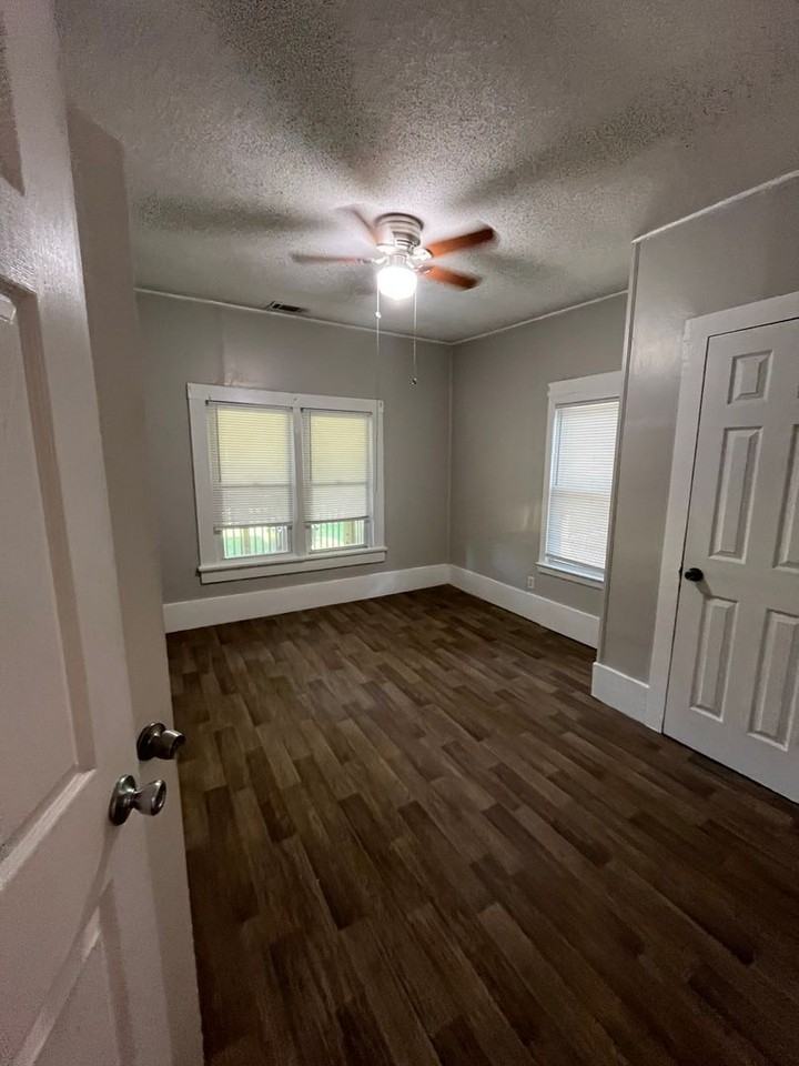209 N Rogers St - Photo 4 of 10