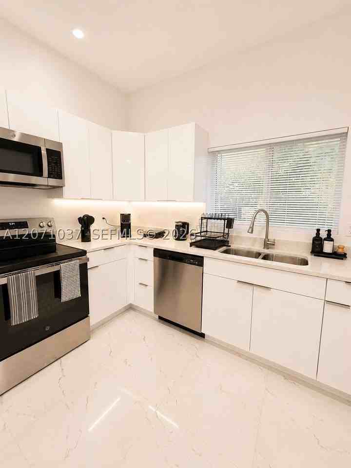 5433 Nw 5th Ave #2 - Photo 5 of 23
