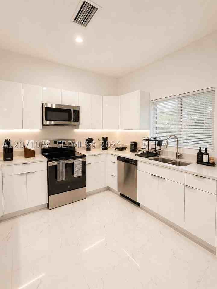 5433 Nw 5th Ave #2 - Photo 6 of 23