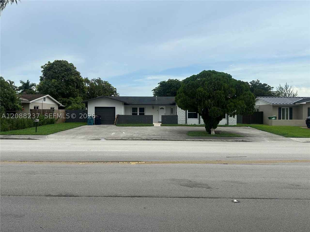 11611 Sw 122nd Ave - Photo 2 of 22
