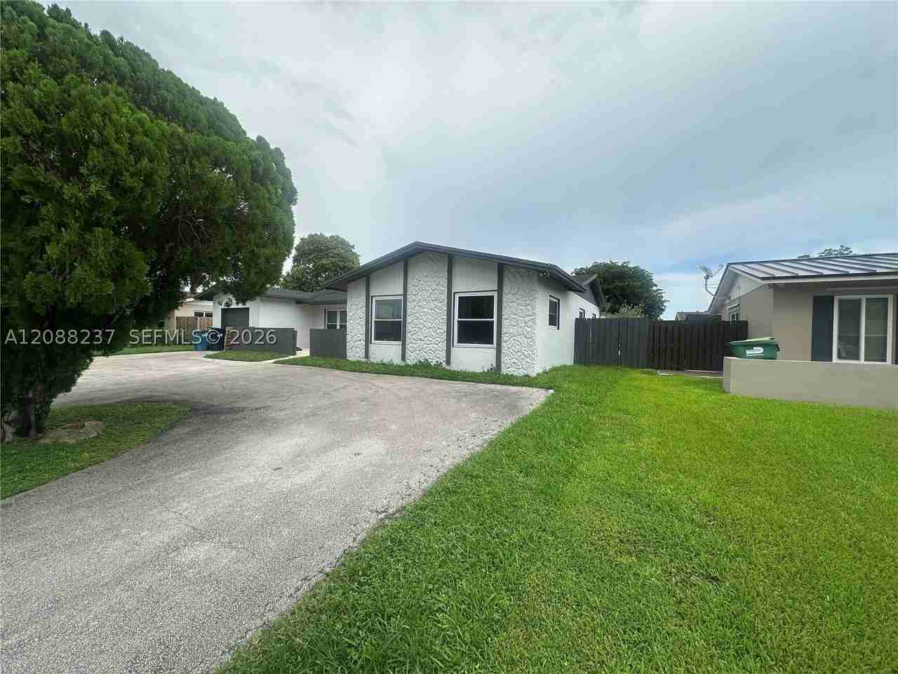 11611 Sw 122nd Ave - Photo 4 of 22