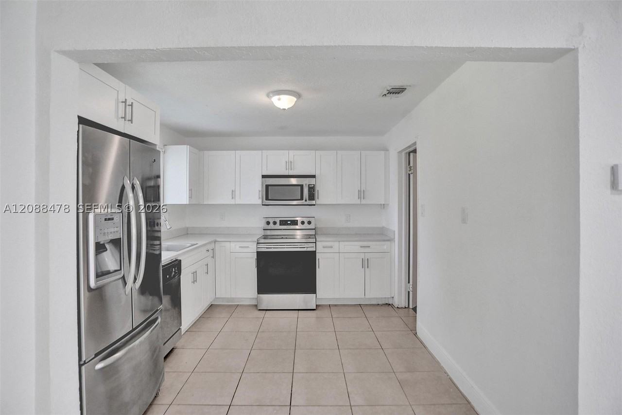 1002 S 28th Ave - Photo 3 of 14