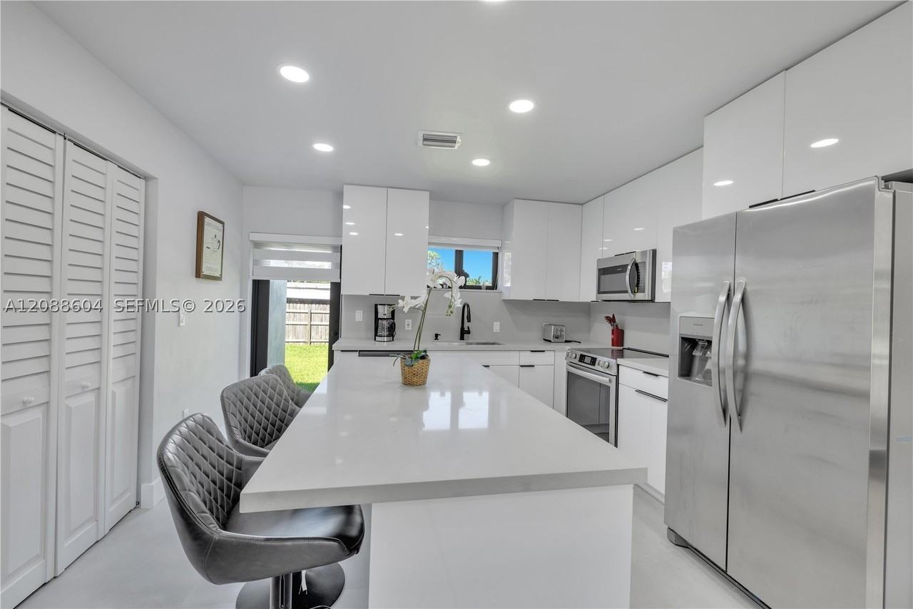 6021 Sw 19th St - Photo 3 of 20