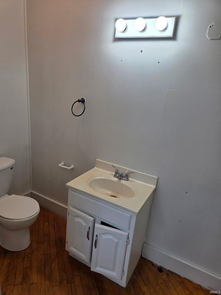 115 E Franklin St - Photo 7 of 8