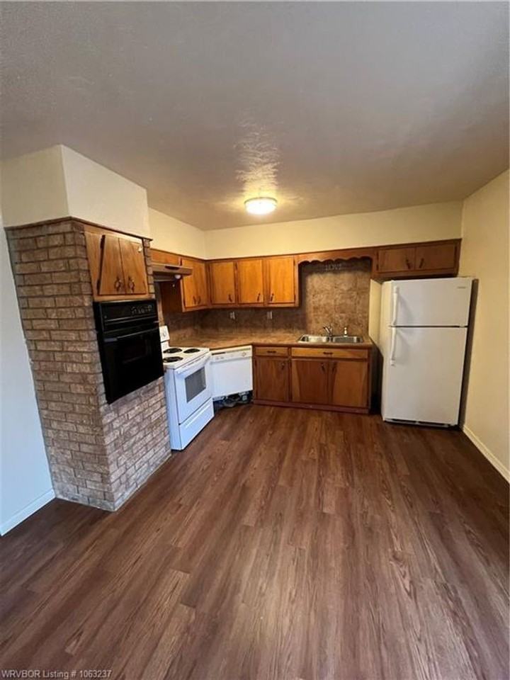 2100 Magnolia Bnd - Photo 6 of 9