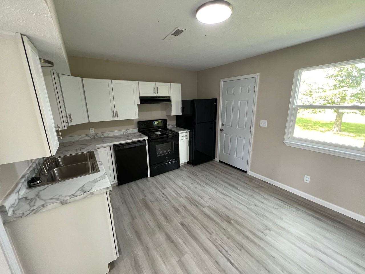 603 E Bain St - Photo 6 of 21