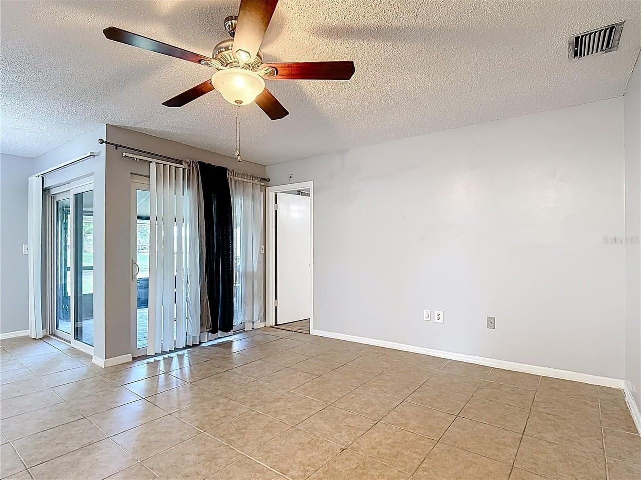 571 Hunter Cir - Photo 5 of 23