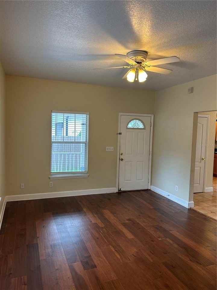 920 N Hampton Ave - Photo 2 of 26