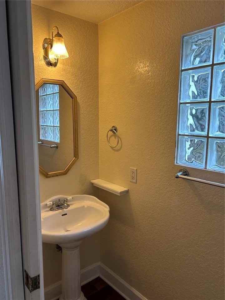 920 N Hampton Ave - Photo 7 of 26