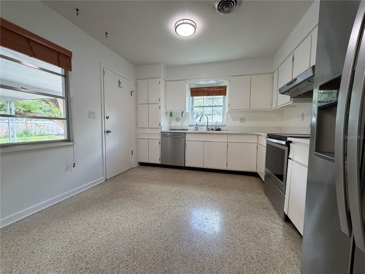 504 Adirondack Ave - Photo 3 of 13