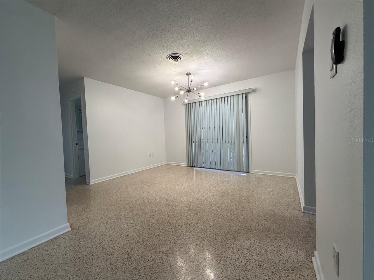 504 Adirondack Ave - Photo 4 of 13