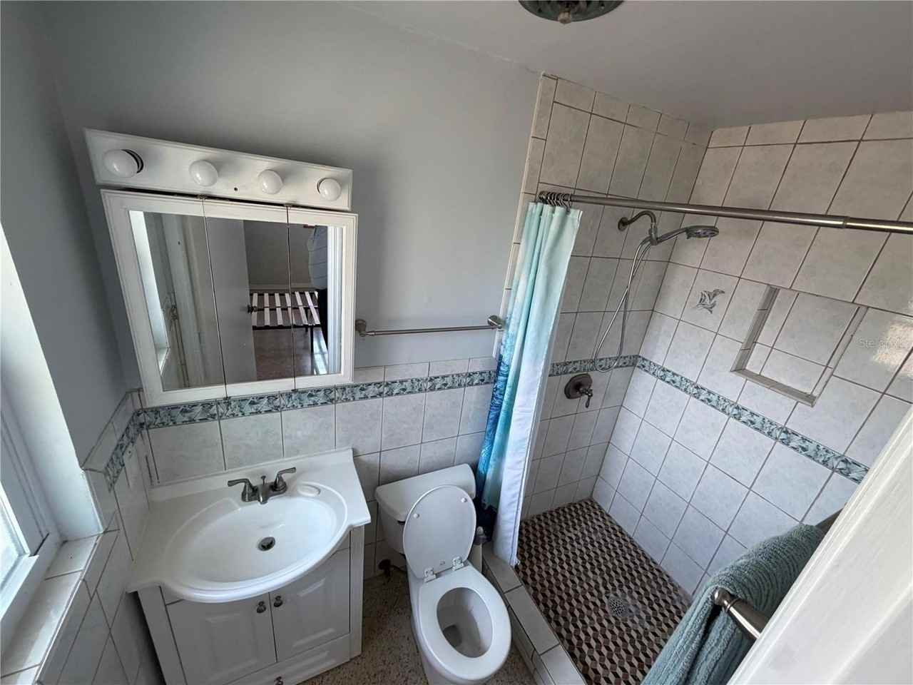504 Adirondack Ave - Photo 6 of 13