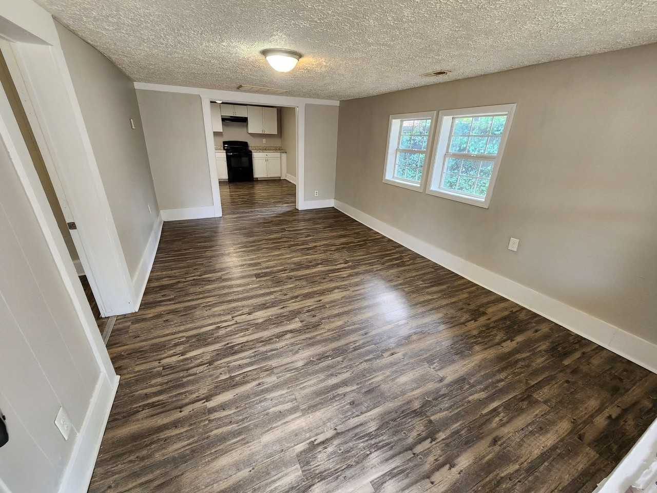 826 N Weaver Ave - Photo 5 of 23