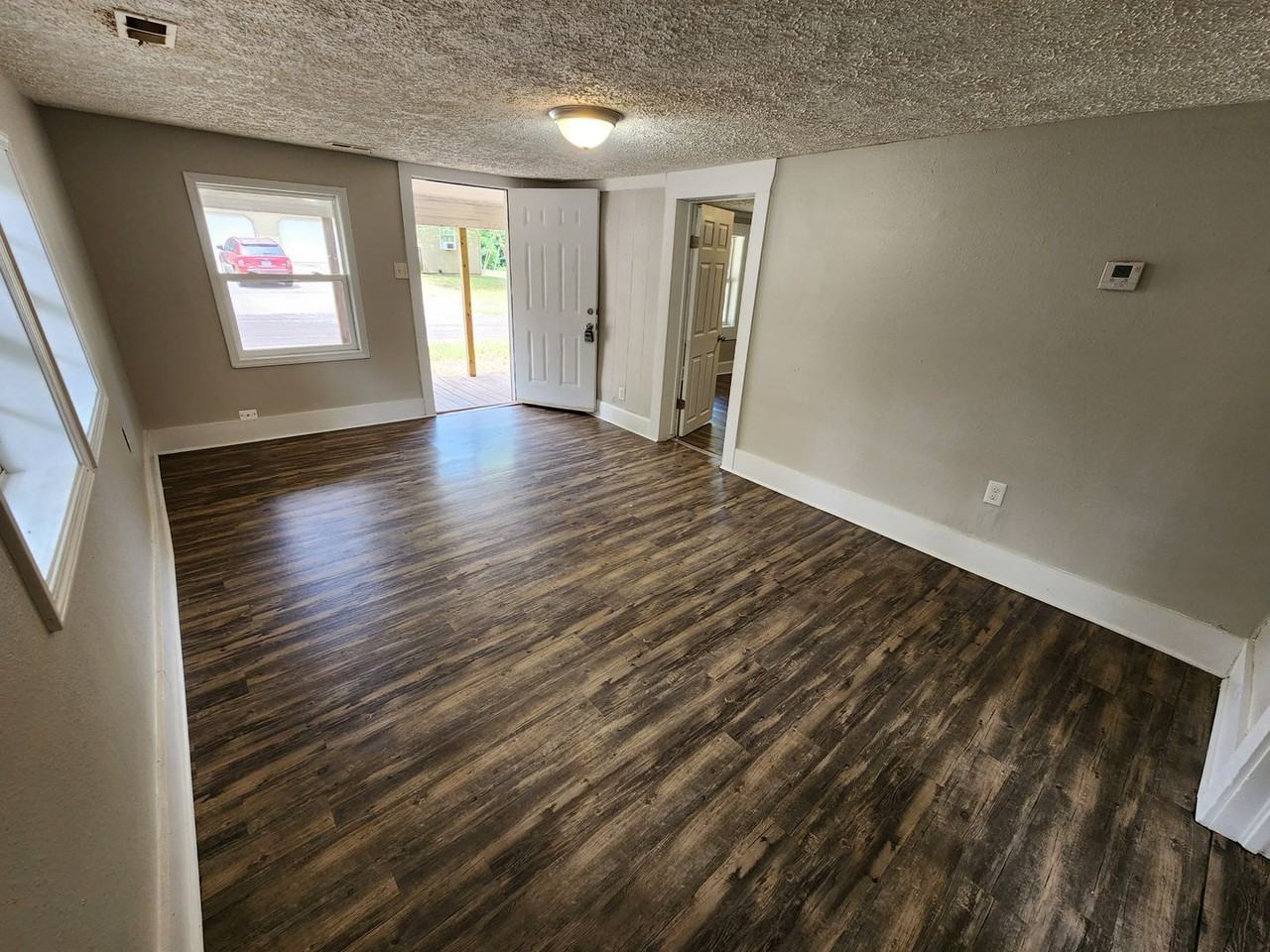 826 N Weaver Ave - Photo 6 of 23
