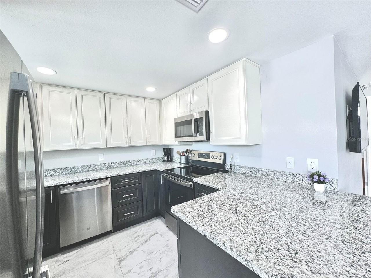 10656 101st Ave - Photo 2 of 21