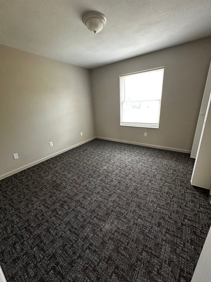 Collier Apts I - Photo 2 of 3